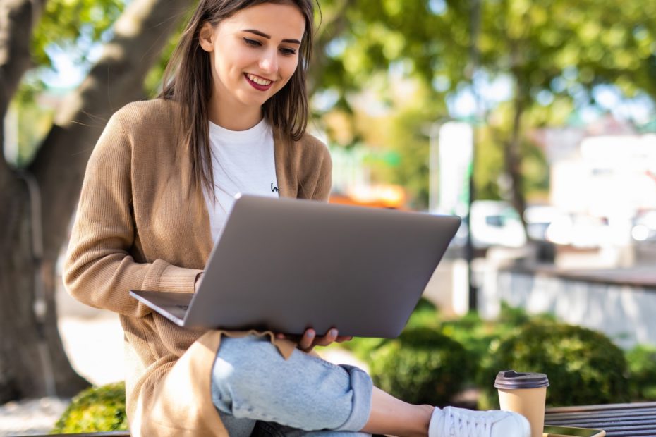 jeune étudiante avec son ordinateur portable