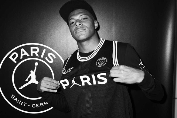 Mbappe avec le maillot du PSG