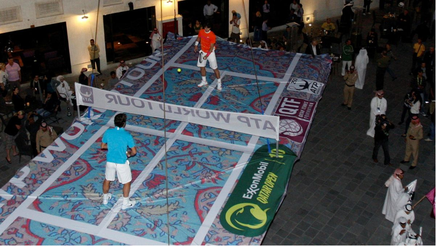 Roger Federer et Rafael Nadal disputent une exhibition sur un tapis volant à Doha