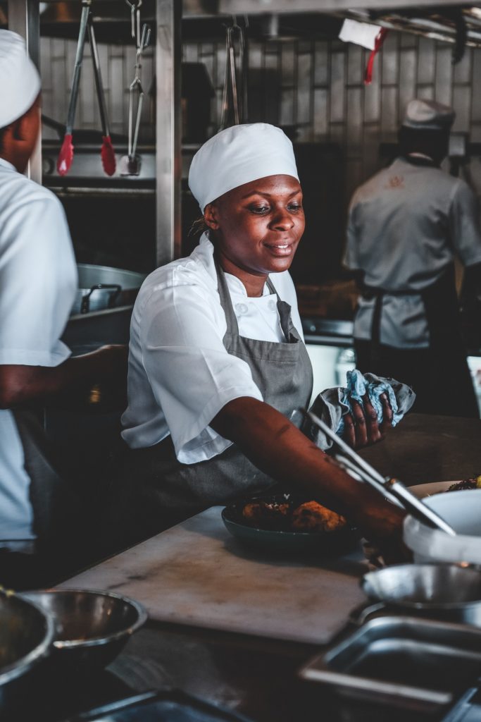 Femme qui cuisine