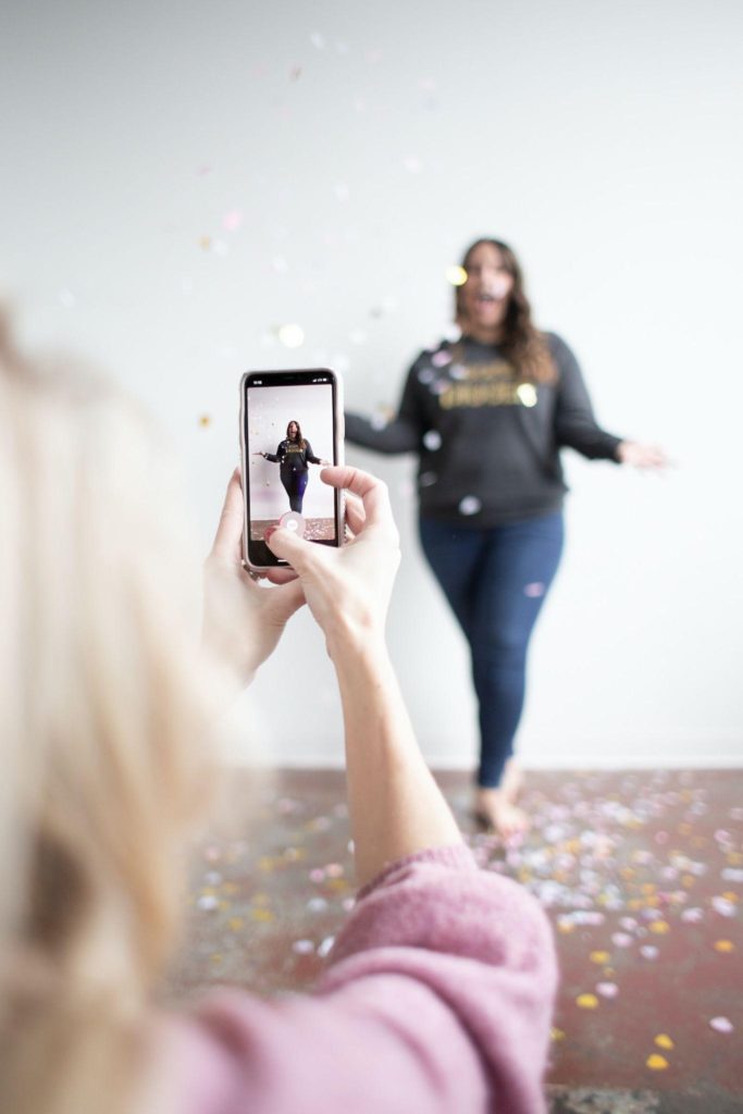 Femme qui prend en photo une autre femme