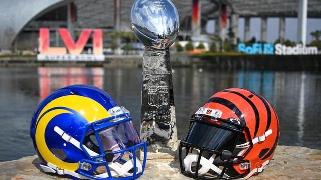 casques + trophée Super Bowl 2022